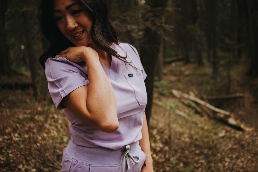 トップス koha Woman's Comfy, Stylish One-Pocket Scrub Top – KOA Health Heroes